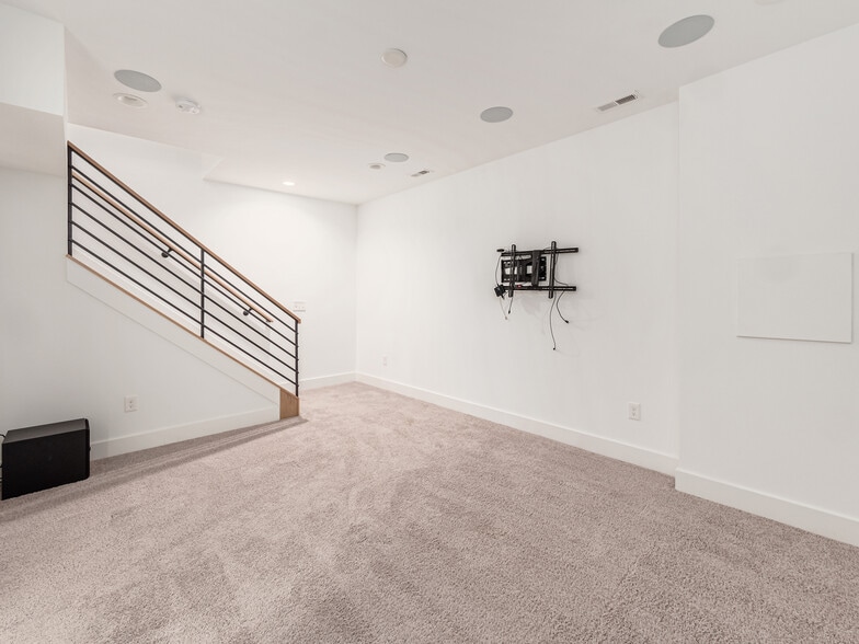 Building Photo - 766 N 6th St