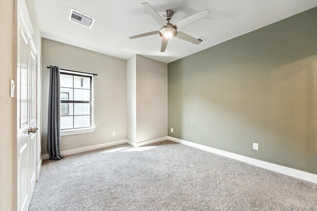 Building Photo - 1214 W 25th St