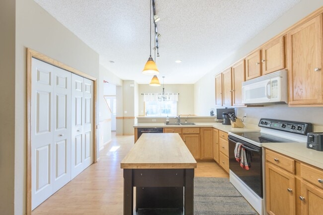 Building Photo - Awesome 2 bed townhouse in plymouth!