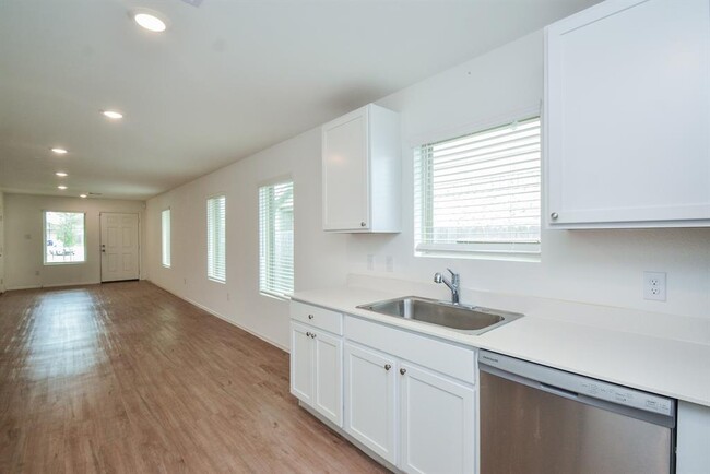 Building Photo - 4127 Saltillo Lakes Dr