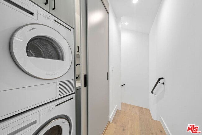 Building Photo - 3140 Coldwater Canyon Ave