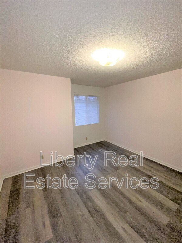Building Photo - 910 Brett Dr