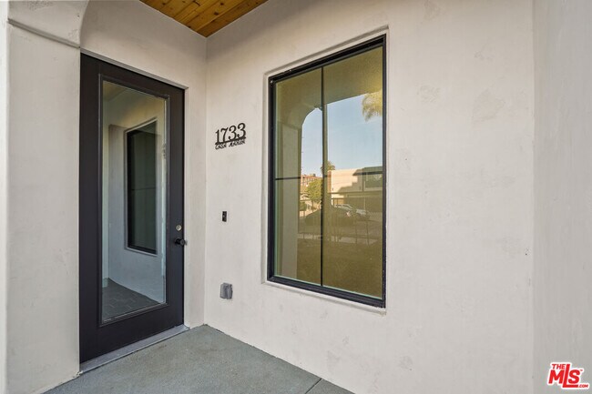 Building Photo - 1733 S Barrington Ave