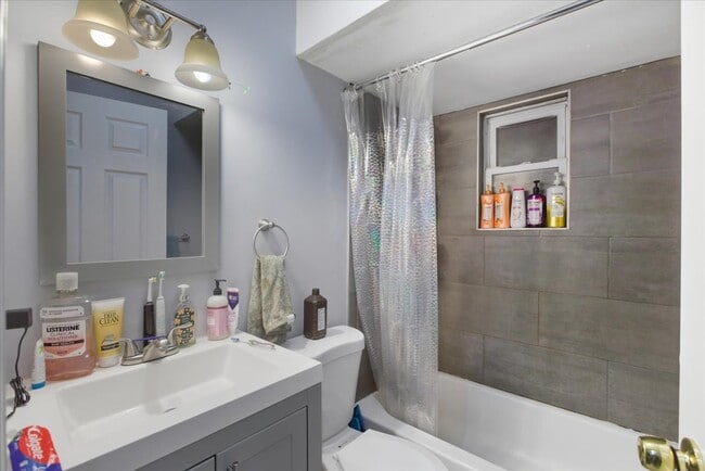 Building Photo - 518 N May St