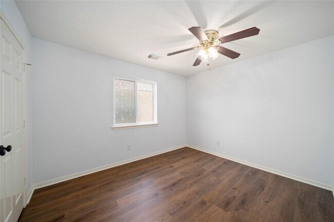 Building Photo - 2111 Scenic Hollow Ct