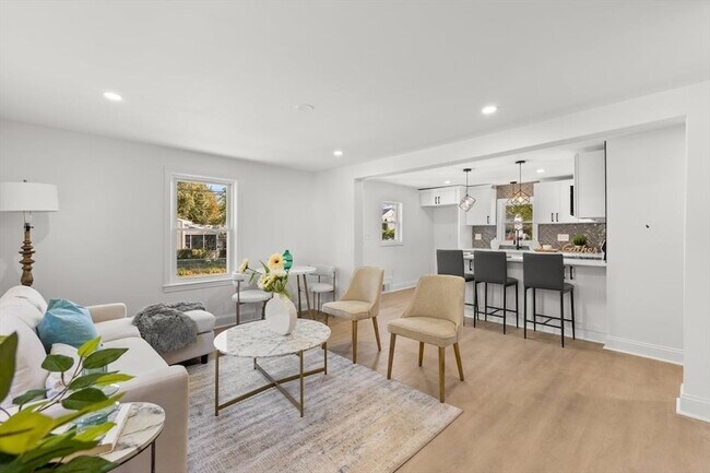 Building Photo - 26 Lamb St