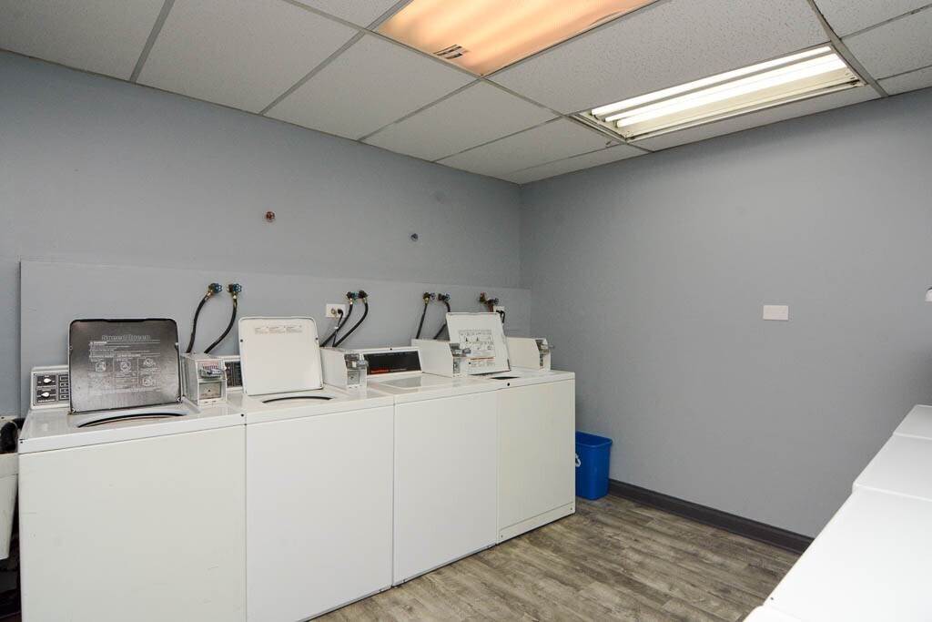 Building Photo - 823 W Wolfram St