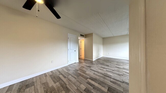 Building Photo - 2 N Fernwood Ave
