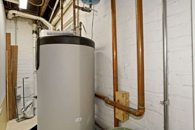 Building Photo - Available Now! 4 Bedroom  3.5  Bathroom Townhouse //Woodley Park// Garage, Driveway & 3 Levels of...