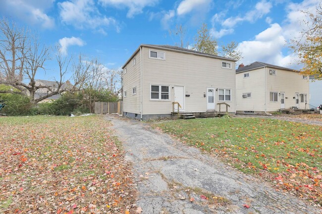 Building Photo - 898-900 Racine Ave