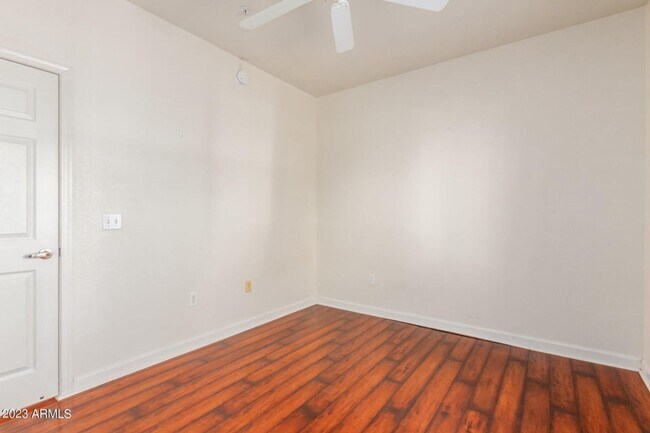 Building Photo - Amazing Townhome in Gated Community!