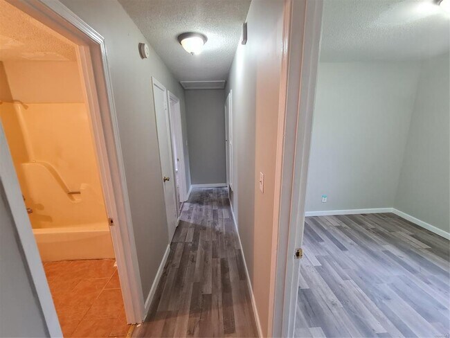 Building Photo - 3044 Cross Creek Dr