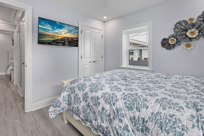 Building Photo - 204 E Primrose Rd