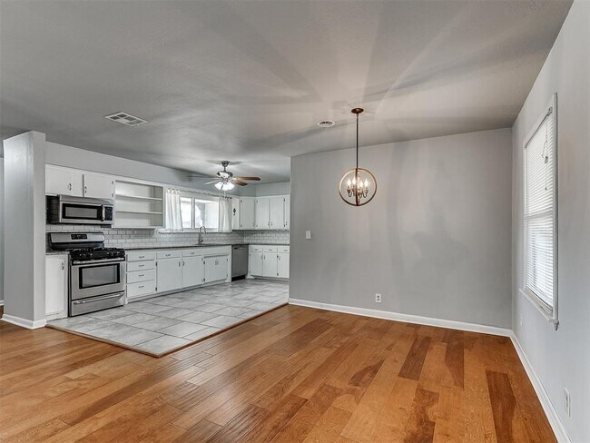 Building Photo - 2641 Kent Dr