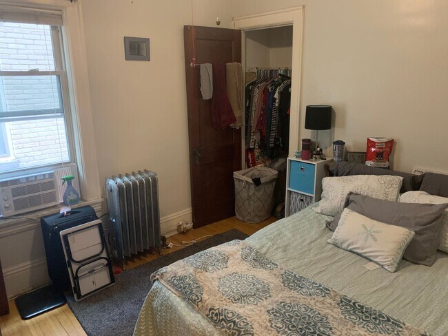 Building Photo - Lovely 2Br / 1Ba South Uptown Condo w/ Har...