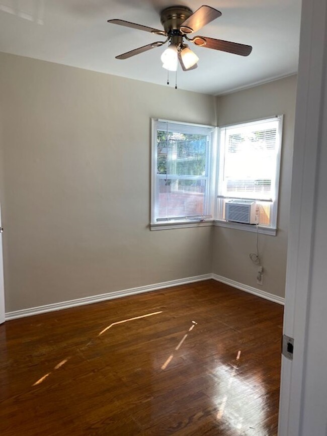 Building Photo - Large 2 Bedroom, 1 Bath with Parking and L...