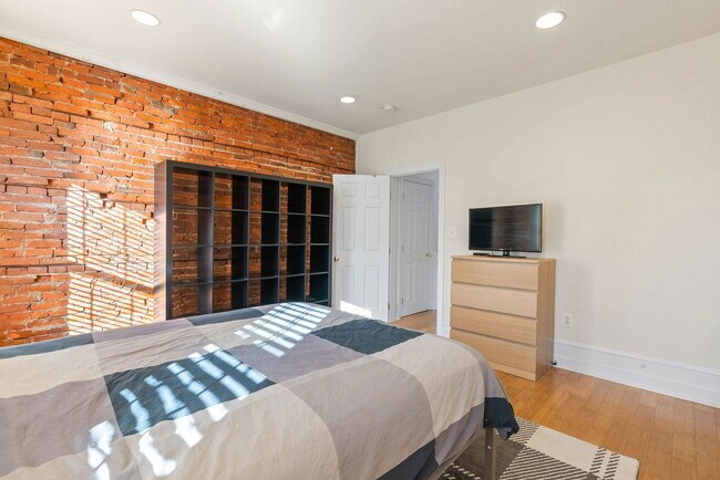 Building Photo - 933 N 30th St