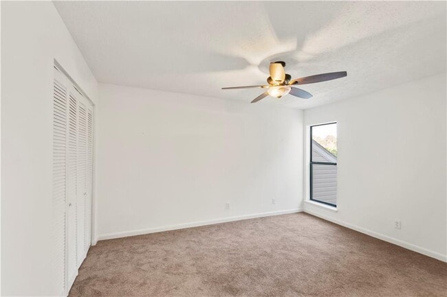 Building Photo - 2685 Meadowlawn Dr