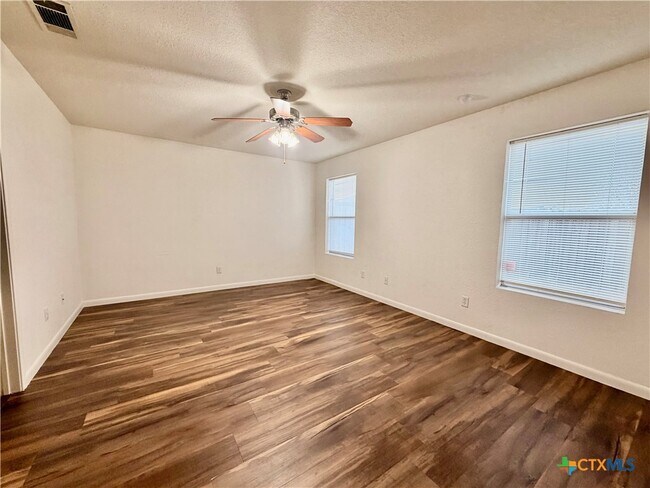 Building Photo - 3203 Viewcrest Dr