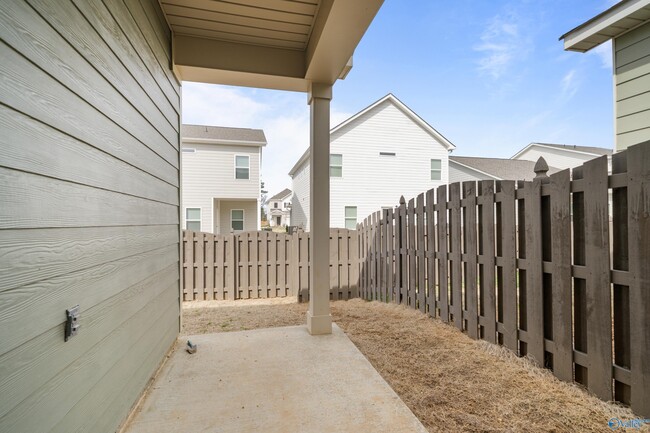 Building Photo - 1013 Highgrove Hts NW