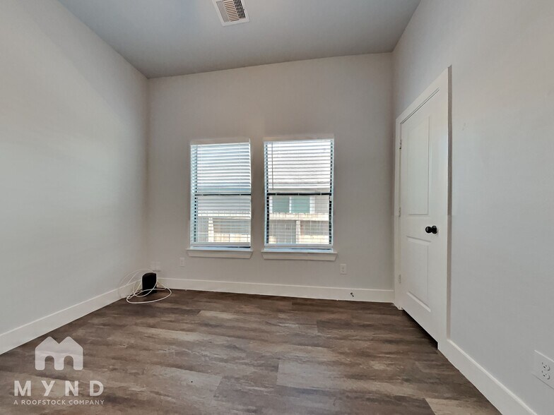 Building Photo - 4826 Paula St