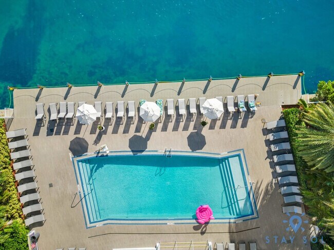 Building Photo - 2602 E Hallandale Beach Blvd