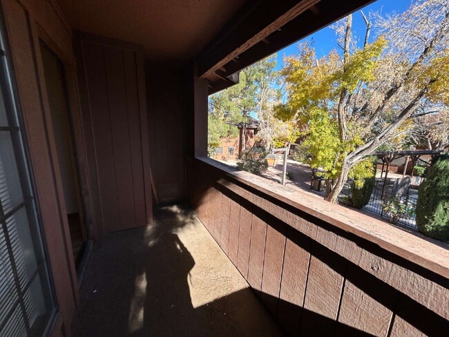 Building Photo - "Charming 2-Bed Townhouse Oasis with 2.5 Baths in Prime Las Vegas Location!"