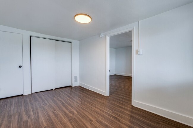 Building Photo - Available JUNE 2026 - 1 Bed w/ off street parking, beautiful view