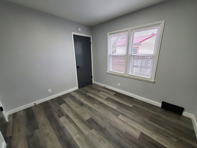 Building Photo - FOR RENT- Three Bed on Anita St near Allen...