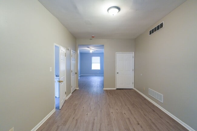 Building Photo - Newly renovated 6 bedroom 2.5 bath in Carroll Park Area