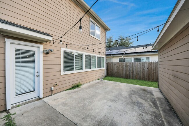 Building Photo - 1536 Kew Garden Dr