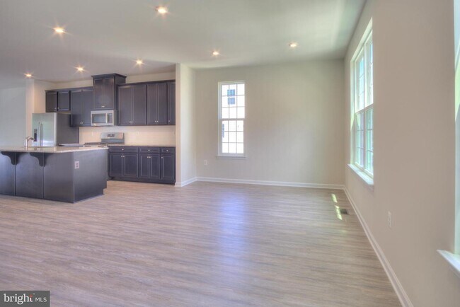 Building Photo - 2506 EMBER Ln