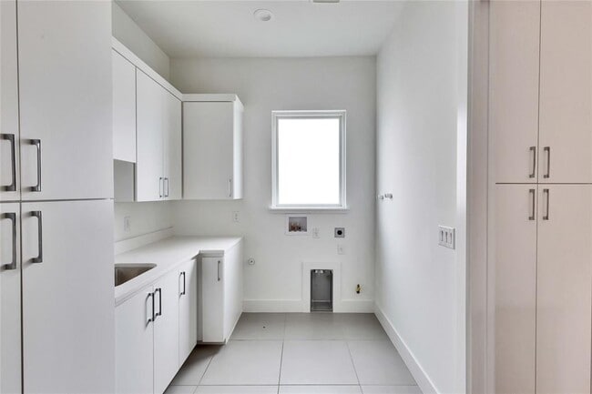 Building Photo - 2509 Euclid Ave