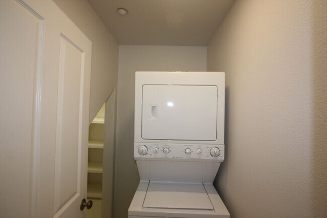 Building Photo - Outside Leasing - 10 Andorra Ct