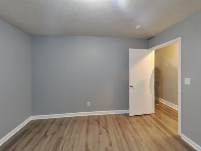 Building Photo - 820 Shenandoah Ln N