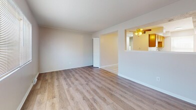 Building Photo - Elyria - updated 3 bed/1 bath townhouse fo...