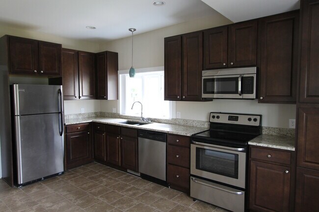 Building Photo - HUGE Historic Home with amazing fenced in yard and golf course views!