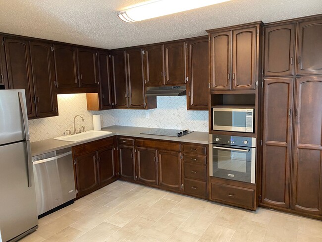 Building Photo - Top Floor 2-Bedroom Duplex in Fletcher Hills