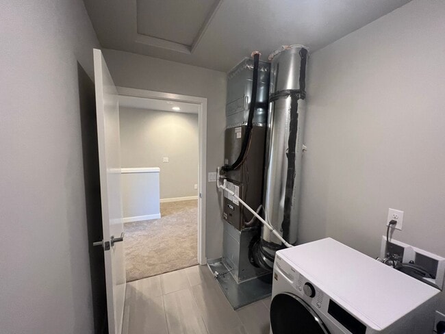 Building Photo - Beautiful, Newer Townhome!  Walking distance to many amenities.