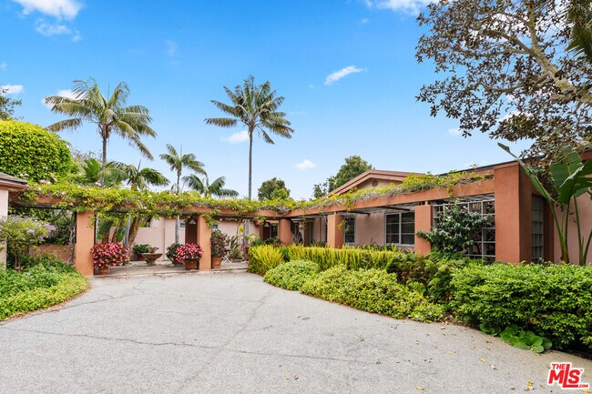 Building Photo - 7122 Dume Dr