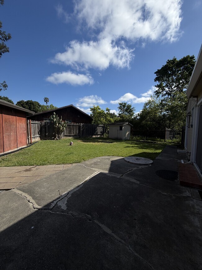 Building Photo - 913 Clover Dr