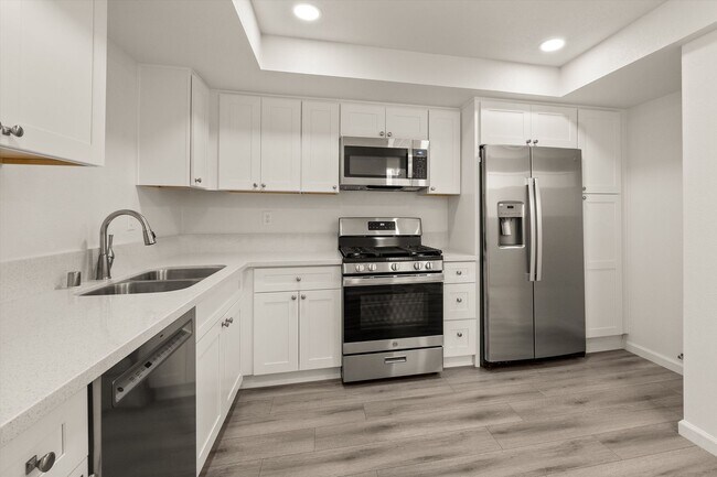 Building Photo - Large Renovated 3bed x 2.5bath Townhouse with Private Patio & 2-Car Garage