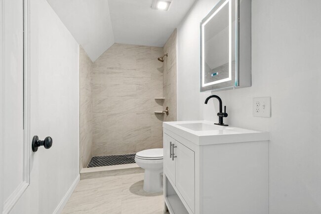 Building Photo - 166 Elliot St