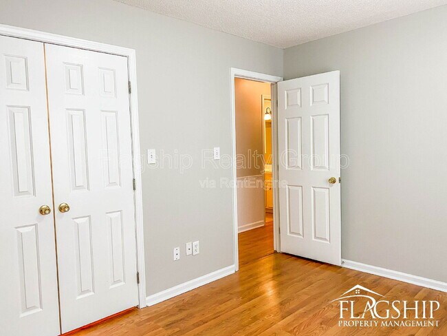 Building Photo - 3638 Highland Dr
