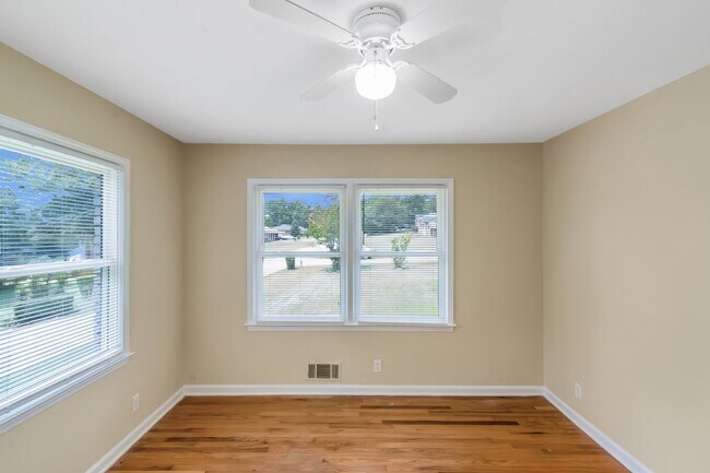 Building Photo - Beautiful 3 Bed 2 Bath Ranch home with a H...