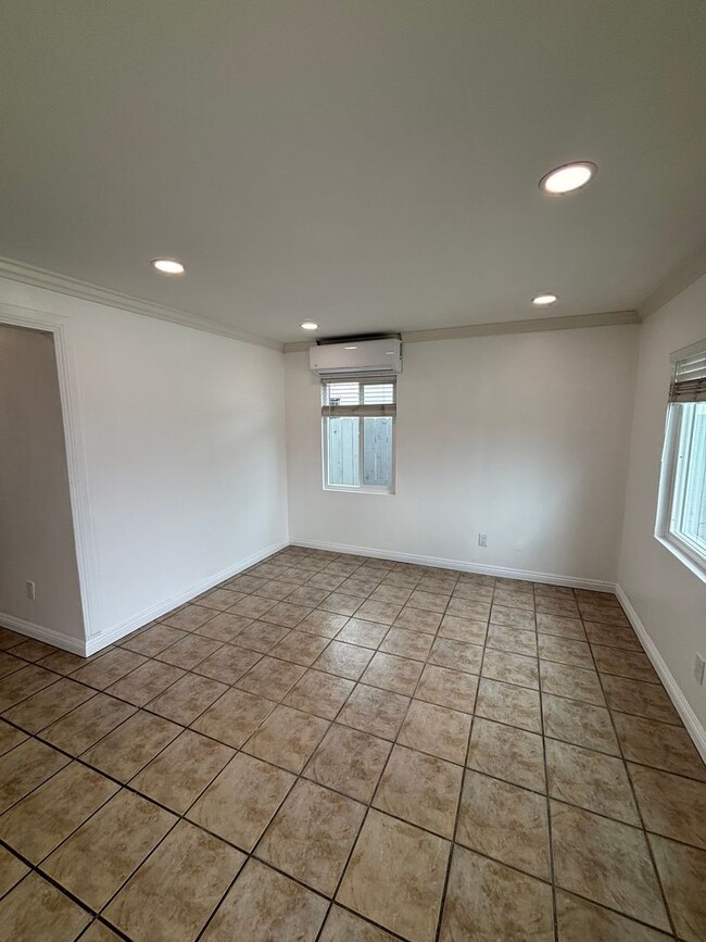 Building Photo - 2 bedrooms 1 bath duplex in Chula Vista.