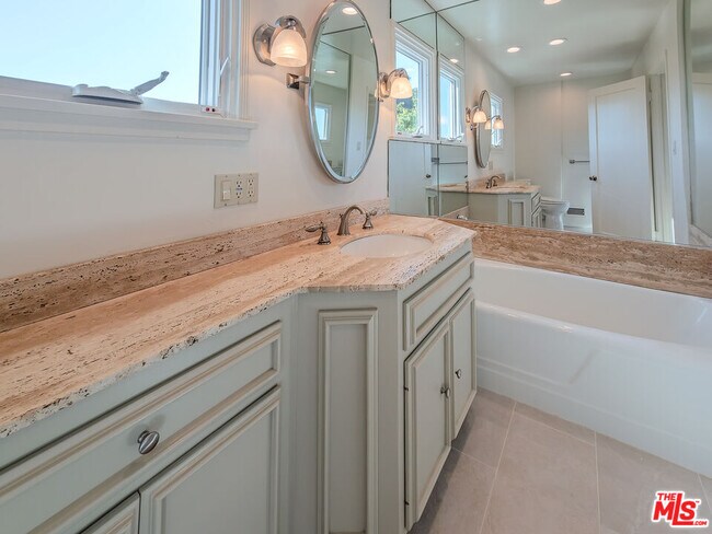 Building Photo - 8967 St Ives Dr