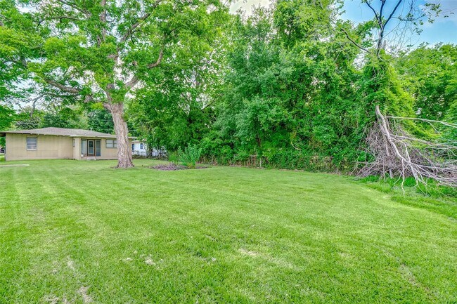 Building Photo - 4440 Castor St