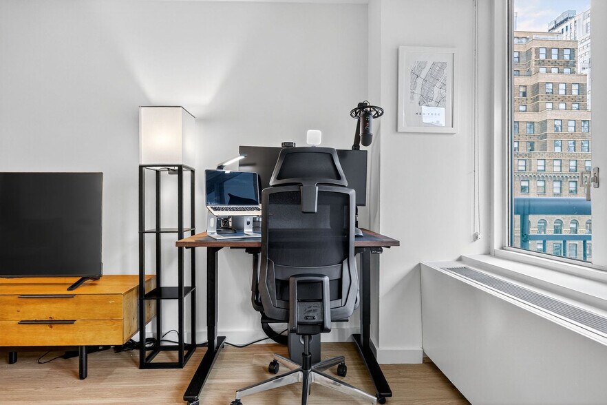 Building Photo - 68 W 37th St