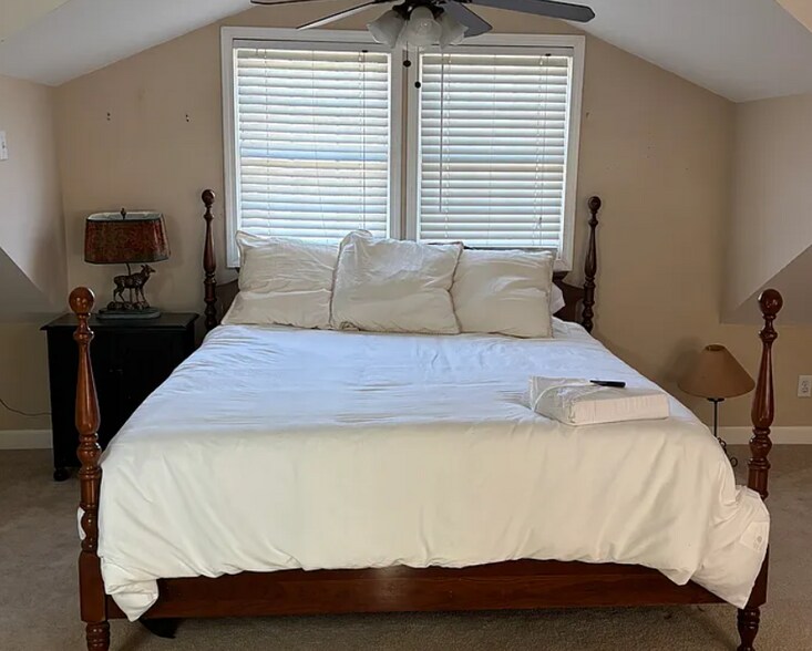 Upstairs area - 207 Edgedale Dr